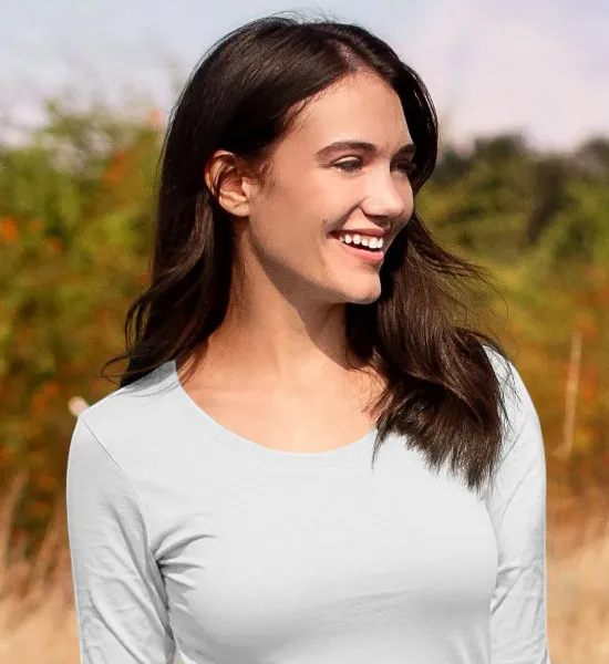 Camiseta de mujer de manga larga. - Escote redondo más profundo