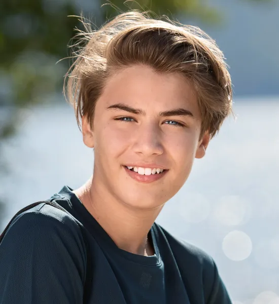 Camiseta deportiva para niños - Interesante cuello asimétrico