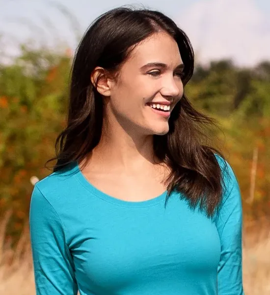 Camiseta de mujer de manga larga. - Escote redondo más profundo