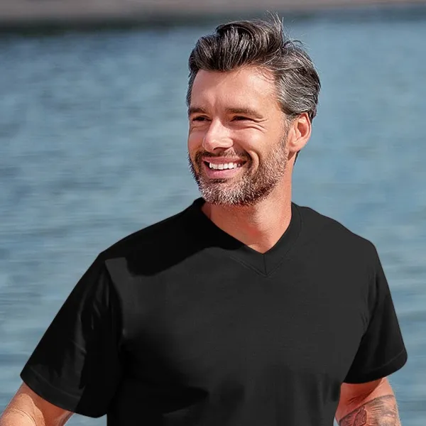 Camiseta de manga corta, peso medio. - Escote en V