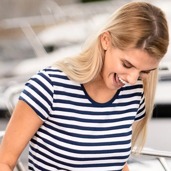 Camiseta azul marino para mujer - Escote redondo más profundo