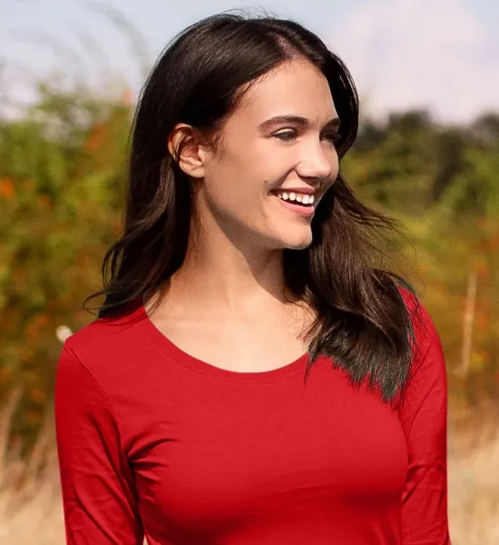 Camiseta de mujer de manga larga. - Escote redondo más profundo