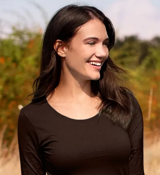 Camiseta de mujer de manga larga. - Escote redondo más profundo