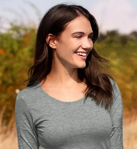 Camiseta de mujer de manga larga. - Escote redondo más profundo