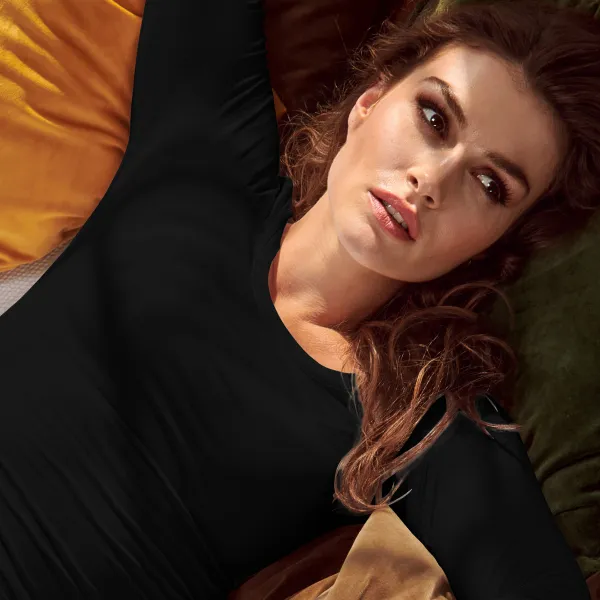 Camiseta de mujer con mangas largas y escote más profundo. - Escote redondo más profundo