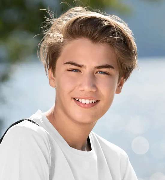 Camiseta deportiva para niños - Interesante cuello asimétrico